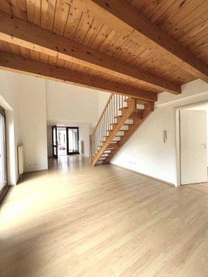 RESERVIERT! Pfiffige Maisonette Wohnung mit Galerie & Sonnenterrasse