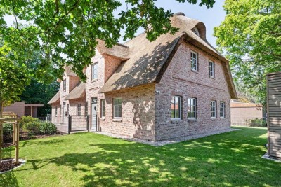 Großzügige Doppelhaushälfte unter Reet