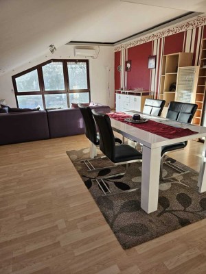 Helles Dachgeschossstudio mit bodentiefen Fenstern. Bad mit Dusche und Wanne.350 € - 50 m² - 1.0 Zi.