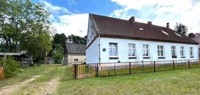 Großzügiges Wohnhaus auf weitläufigem Grundstück und eigenem Wald