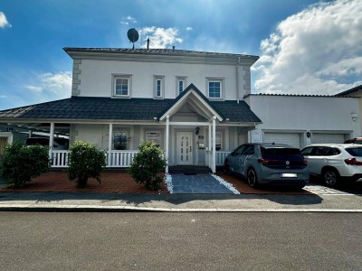 Privatverkauf: Exklusive, familienfreundliche Villa, mit Pool, Dachterrasse mit Fernblick und pflegeleichtem Garten!
