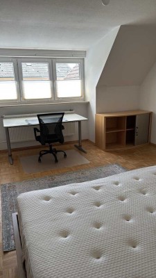 Großzügiges möbiliertes WG  Zimmer in der Dachgeschosswohnung mit Balkon