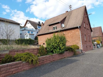 Buntsandsteinhaus in ruhiger sonniger Lage