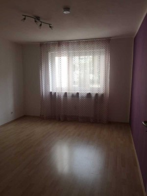 Geschmackvolle, gepflegte 3,5-Zimmer-EG-Wohnung mit EBK in Neutraubling
