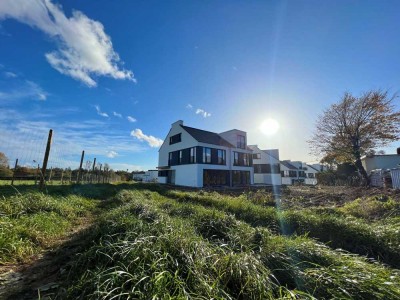 NEUBAU-DOPPELHAUSHÄLFTE: SORGENFREIES WOHNEN IN FAMILIENFREUNDLICHEM UMFELD AM RANDE DER NATUR