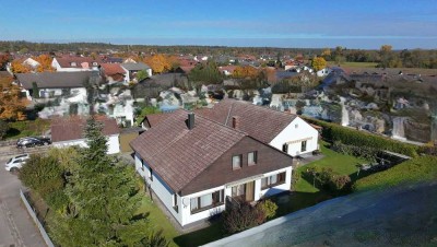 ... Bungalow mit 180m² Wfl. und ca. 120m² Lager/Halle auf 1.324m² Grundstück und frei zum Bezug ...