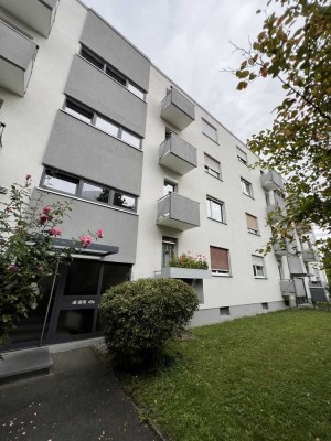 Modernisierte 3-Raum-Wohnung mit Balkon und Einbauküche in Würzburg