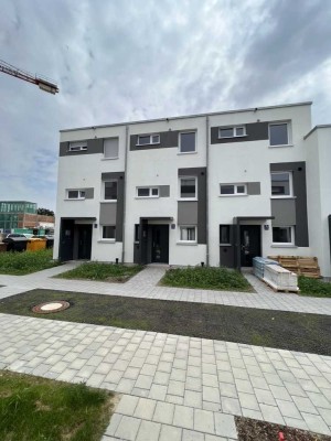 "Stilvoll wohnen mit Garten & Dachterrasse – modernes Reihenhaus in Augsburg!"