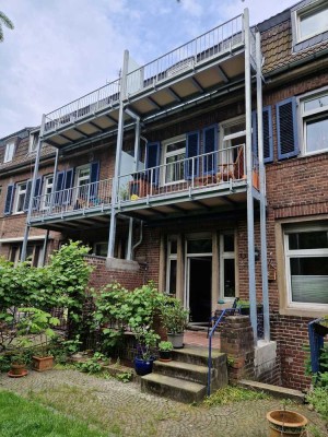 Großzügige 2-Zimmerwohnung in schönem Altbau mit Balkon