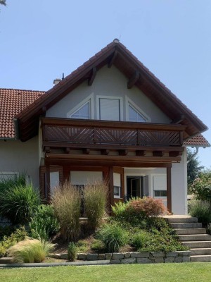 Exquisites Einfamilienhaus mit kleinem Nebengebäude und großem Grund