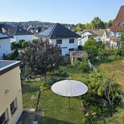 Energieeffizientes Zweifamilienhaus in Taunusstein-Hahn - Garten, Carport & PV-Anlage