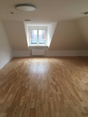 **TOP LAGE**4-Zimmer DG-Wohnung in der Münchner Altstadt**Wohnküche mit EBK**2 Bäder**
