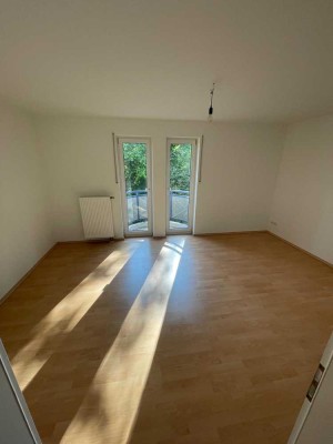 Renovierte 2-Zimmer-Wohnung mit Balkon, Einbauküche & TG-Stellplatz in Maintal