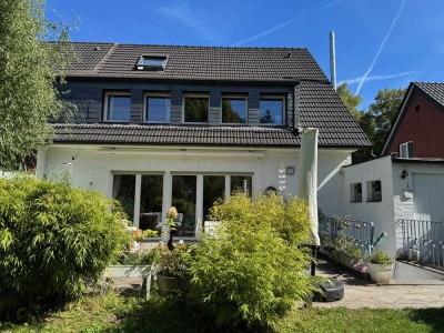 Großzügige und umfangreich modernisierte Doppelhaushälfte mit Blick ins Grüne – kein Makler