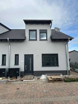 Zwei Neubau-Doppelhaushälften in ruhiger, begehrter Lage von Lingenfeld