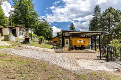 IDYLLISCHE OASE AM HANG MIT BLICK AUF DIE LEUCHTENBURG