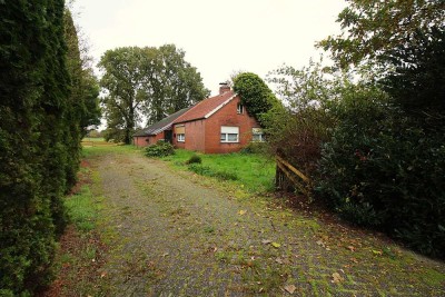 Sanierbedürftiges Fehnhaus in Kanallage mit Blick auf Wiesen und Felder!