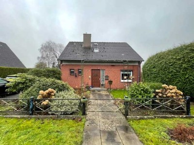 Charmantes Einfamilienhaus auf großem Sonnengrundstück in Bekdorf