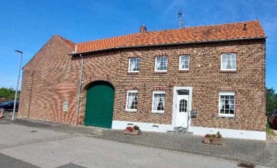 Vierkanthof mit großzügigen Ausbaureserven und Stallungen in Alleinlage