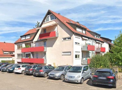 vermietete 3,5-Zimmer-Maisonette-Wohnung mit Bühnenraum, Balkon und Stellplatz