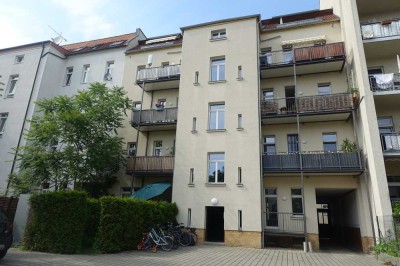 ++Fabelhafte 3-Zimmer-Dachgeschosswohnung in zentraler Lage / Südbalkon / Parkettboden++