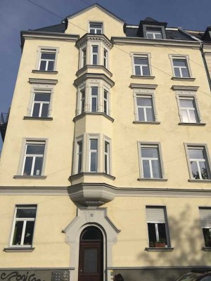 Traumhafte 4-Zimmer-Wohnung im Jugendstil mit Balkon