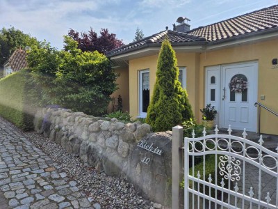 Leben mit Stil und Geborgenheit – gepflegter Bungalow mit Wintergarten und Kamin