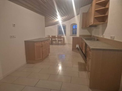 Großzügige 3,5-Zimmer Wohnung mit Balkon in Alleinlage