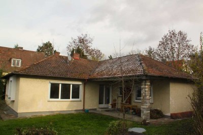 Freistehender Bungalow in ausgezeichneter Wohnlage mit großem, begrünten Garten