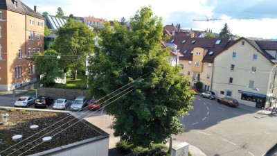 Helle und ruhige DG-Wohnung mit neuer EBK und Balkon im grünen Umfeld