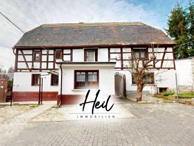 Zwei-Seiten-Bauernhof mit Fachwerkhaus und Scheune