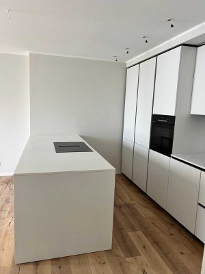 Luxus Pur/ 4 Zimmer, 2 Bäder/ Balkon / Garage oder Stellplatz Sie entscheiden!