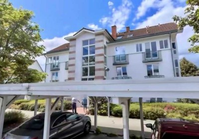 Schöne und hochwertige 3 Zimmer Wohnung mit Balkon, EBK,  zwei Bäder, Parkett!