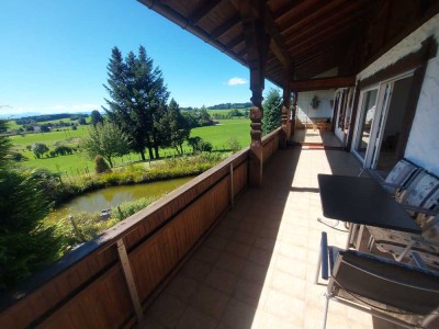 Modernisierte 3-Zimmer-Erdgeschosswohnung mit Alpenpanorama, Balkon, Loggia, EBK am Ortsrand in Rott