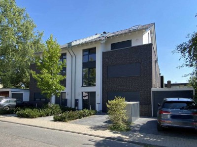 Helle und moderne 3,5-Zimmer-Maisonette-Wohnung mit Loggia