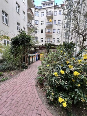 TOP-Zwei vermietete 1-Zimmer-Wohnungen in Prenzl. Berg, 4. Etage mit Ausbaupotenzial im Dachgeschoss