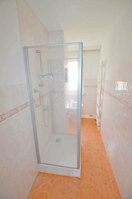neu sanierte 3-Raum-Wohnung mit Dusche und Balkon! Bezug ab 02.10.2025 möglich!