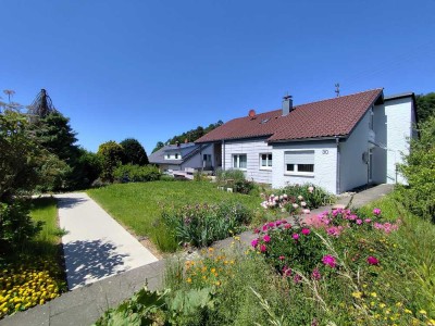 Einfamilienhaus mit Pelletheizung, 3 Garagen, 1200qm Grundstück, Koppel, Wiese und Waldrand