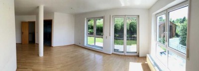 Wunderschöne vier Zimmer Wohnung mit eigenem Garten