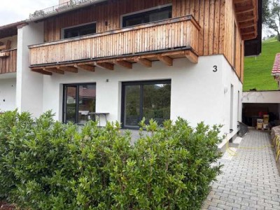 Stilvolle, vollst. renovierte 2-Raum-EG-Wohnung mit geh. Innenausstattung mit Balkon und EBK