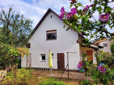 Sanierungsbedürftiges Einfamilienhaus mit viel Potential und schönem Obstgarten in Reichartshausen