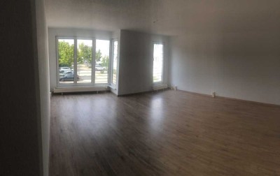 3 Zimmerwohnung mit bodentiefen Fenstern zentral und im Grünen