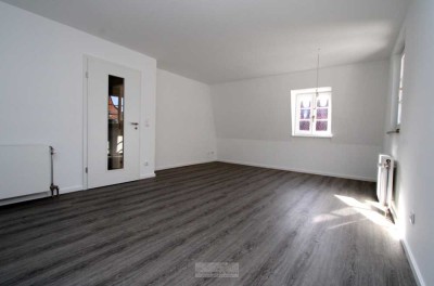 Neu sanierte 3,5 ZKB-Wohnung mit kleinem Balkon in kleinem Ensemble