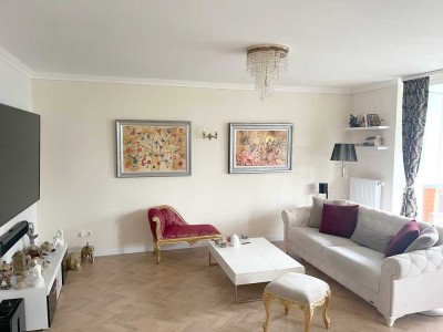 Möblierte 3 Zimmer Wohnung mit 2 Bädern, großem Balkon, TG und Aufzug