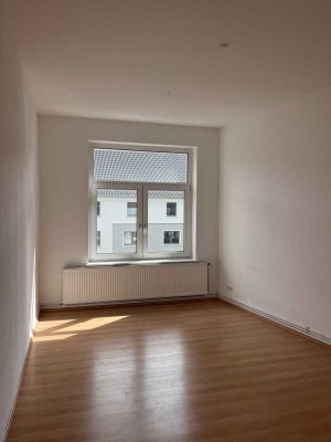 Helle 4-Zimmer-Wohnung mit Balkon in der Südstadt, ab 01.11. verfügbar