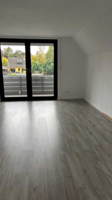 Erschwingliche und vollständig renovierte Wohnung mit drei Zimmern und Balkon in Schiffdorf - Wehdel