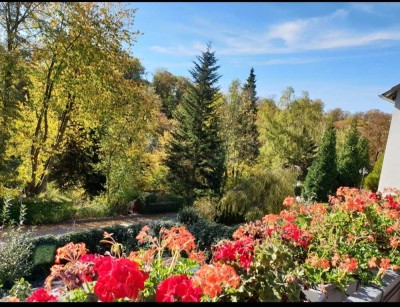 Im Mühlbachtal: attraktive 7-Zimmer-Wohnung mit EBK, Garten, Terasse und Balk.