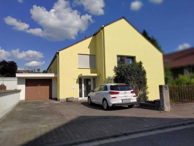 Sehr helle, moderne Dachgeschosswohnung in kleiner Wohneinheit mit Gartenmitbenutzung und Stellplatz