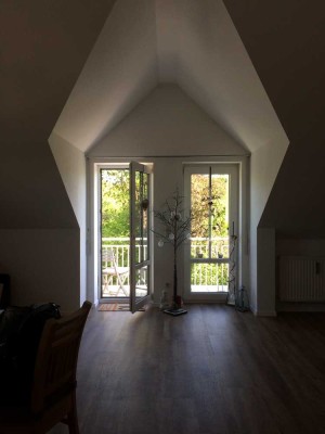 Top-gepflegte 2 Zimmer-DG-Wohnung, absolut ruhig und mit seltenem Blick ins Grüne