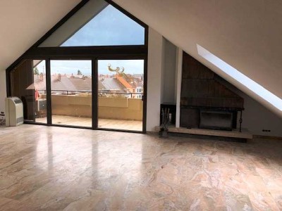 Lichtdurchflutete, umfangreich renovierte  3 - Zi- DG-Wohnung mit Terrasse, Balkon und Aufzug.